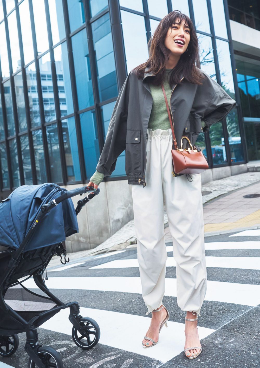 【パラシュートパンツ】のレディースキレイめコーデのご紹介！｜VERY