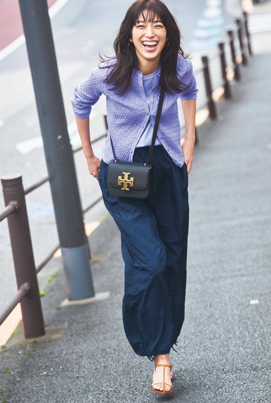 【パラシュートパンツ】のレディースキレイめコーデのご紹介！｜VERY