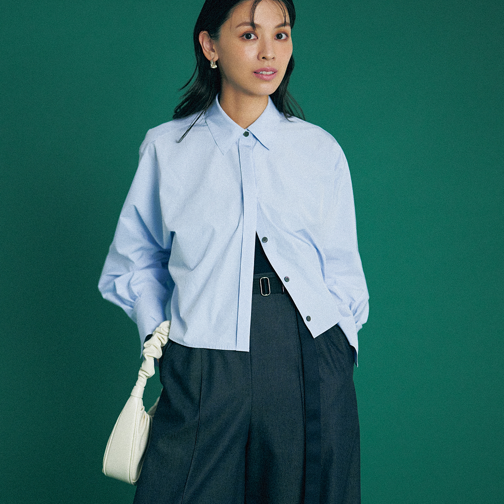 秋一番のオシャレに『短丈ブラウス』と『シンプルなベルト』が効果的