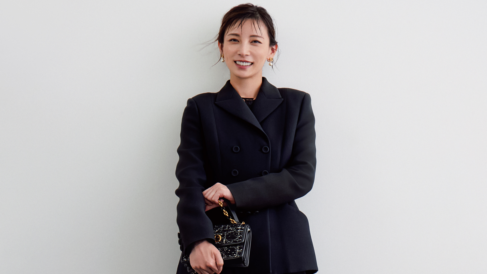 私服も披露！】加藤あいさんの『母スーツ』は“らしさ”溢れるクラシック