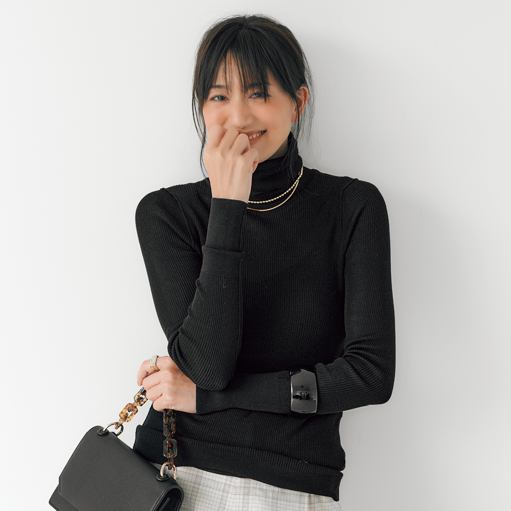 ディースクエアード 黒 メタルロゴプレート タートルネック ニット ディースクエアード 黒 メタルロゴプレート タートルネック ニット