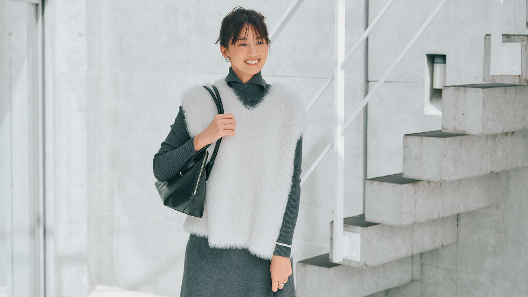 いま大活躍『ニットベスト』は“ふんわりシャギー”が今年っぽい！ | VERY