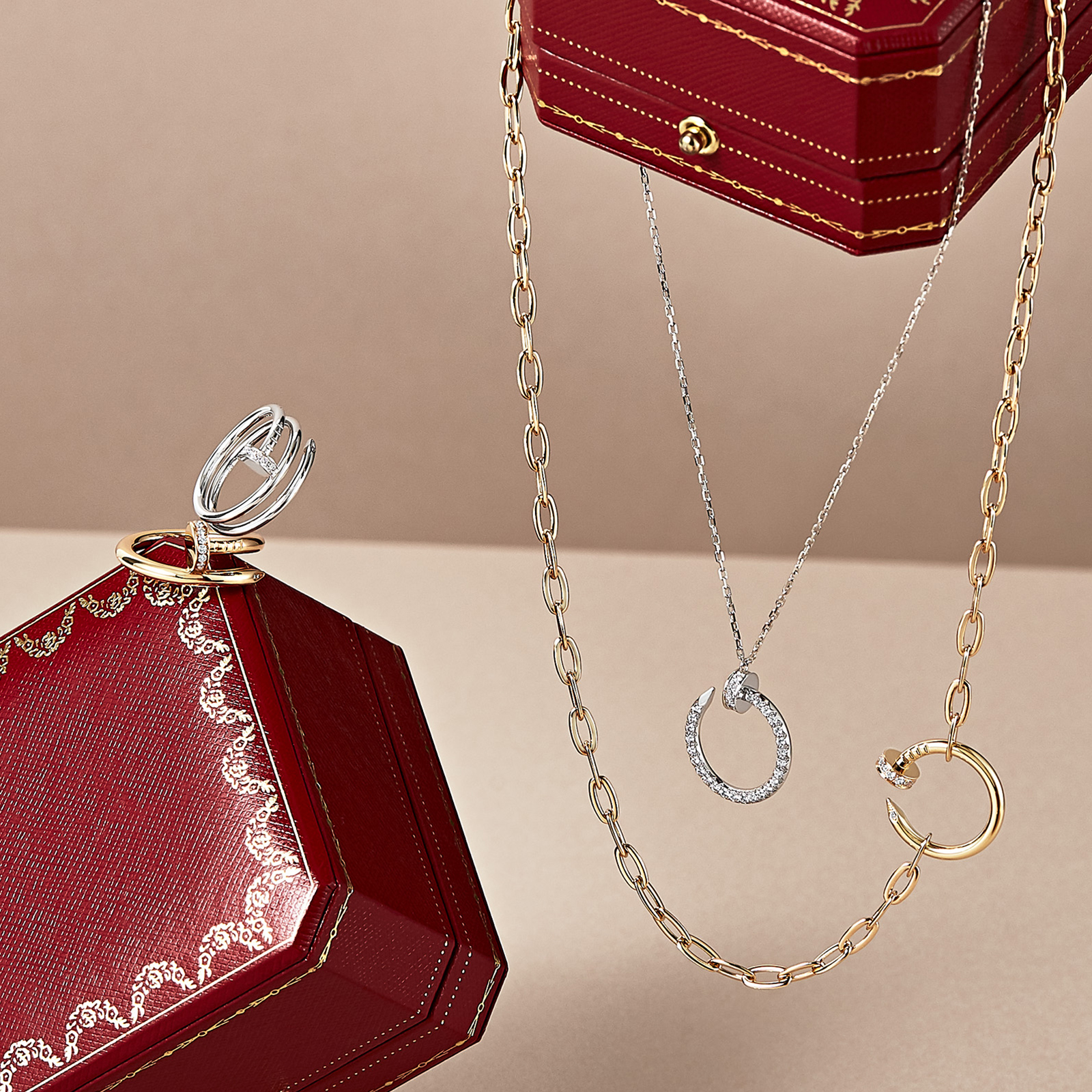 絆を深める名品がある！ カルティエで贈り合うクリスマスギフト | VERY