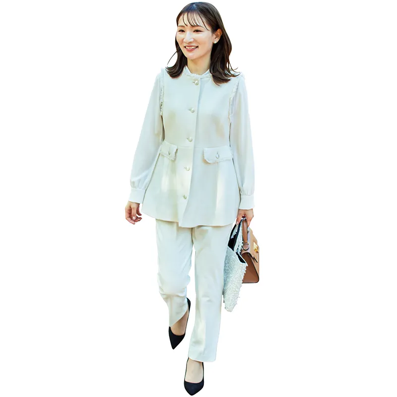 CARBOTTIのキャメル色のバッグを持ったオールホワイトのセレモニーコーデ