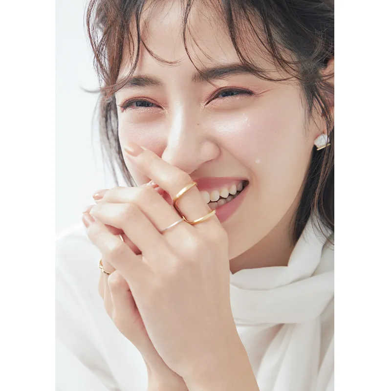 卒業式で涙を流すVERYモデル