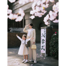 40代ママの入学式コーデの例。ベージュのパンツスーツを着たVERYモデル神山まりあさん