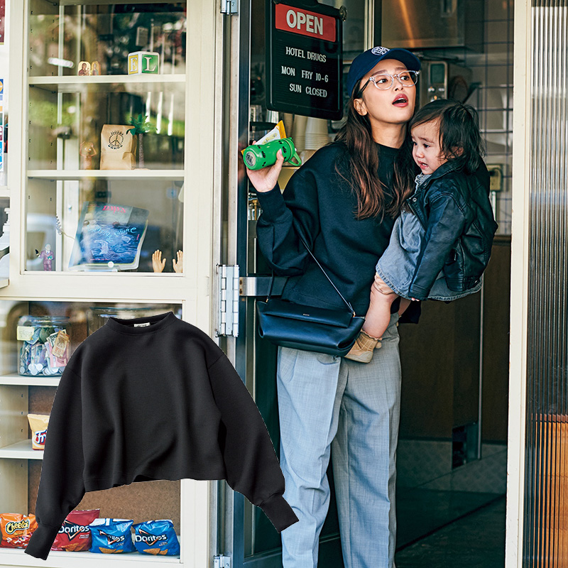 高見え【黒スウェット】発見！“ハリツヤ素材×短丈”が万能でオシャレ | VERY