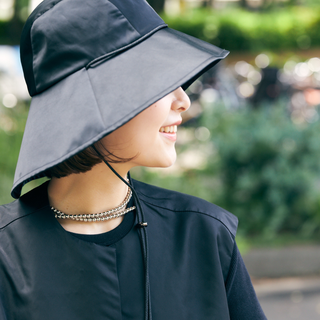 無印の名品も】公園ママは「黒＆ベージュ帽子」でおしゃれにUV