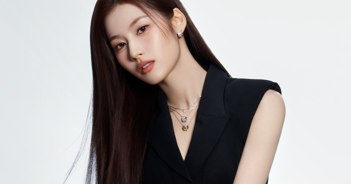 TWICE  サナ　20センチドール TWICEのサナが「プラダ」2023年春夏コレクションに！ 着用