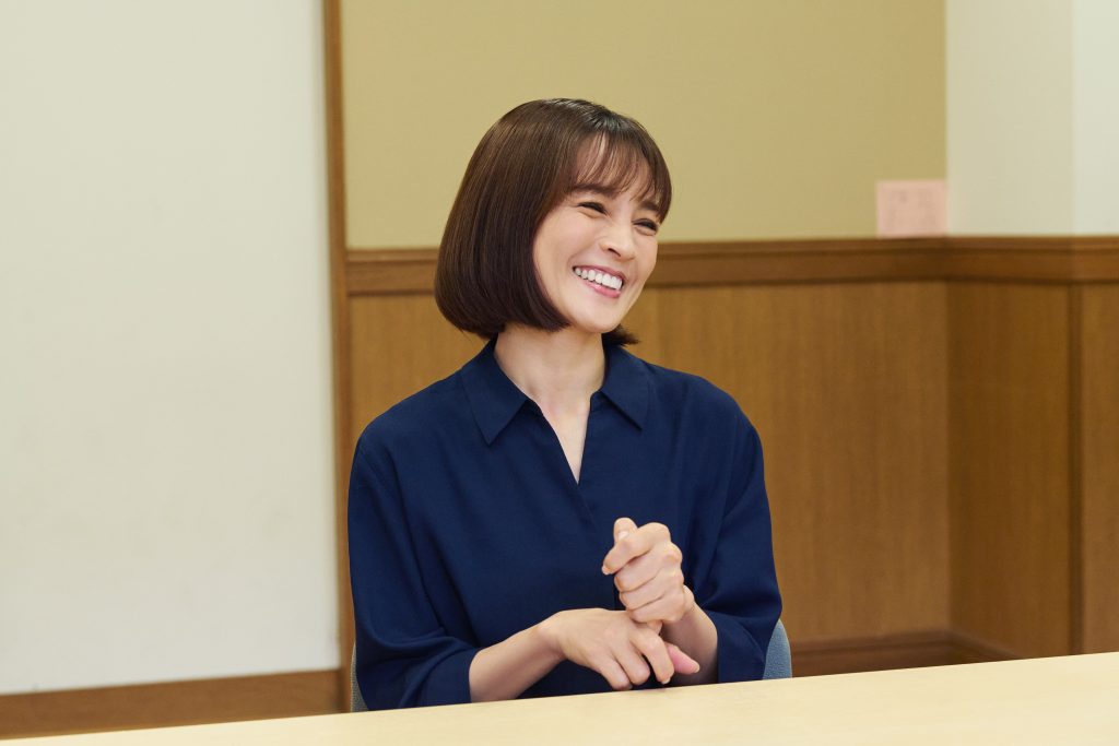夫である向井理さんや2人の息子たちについて笑顔で話す国仲涼子さん。