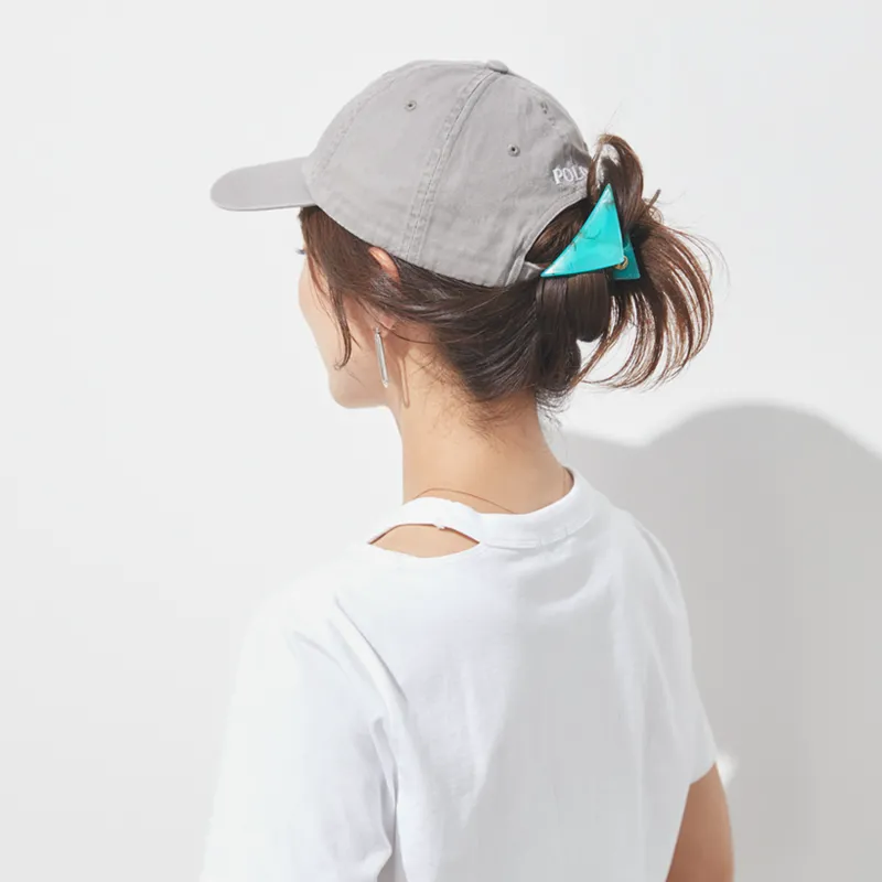 運動会のキャップヘアアレンジ。帽子ごとクリップで留めれば強風でも脱げない！