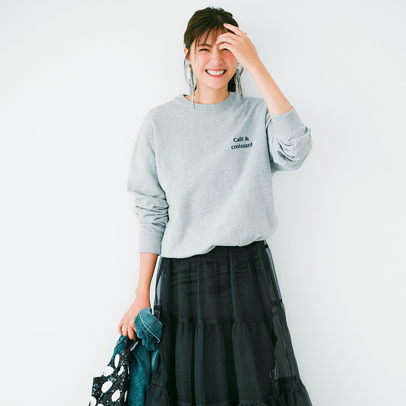 スウェット×甘黒スカート】が鉄板！ラフに着崩すのがこなれるコツ | VERY