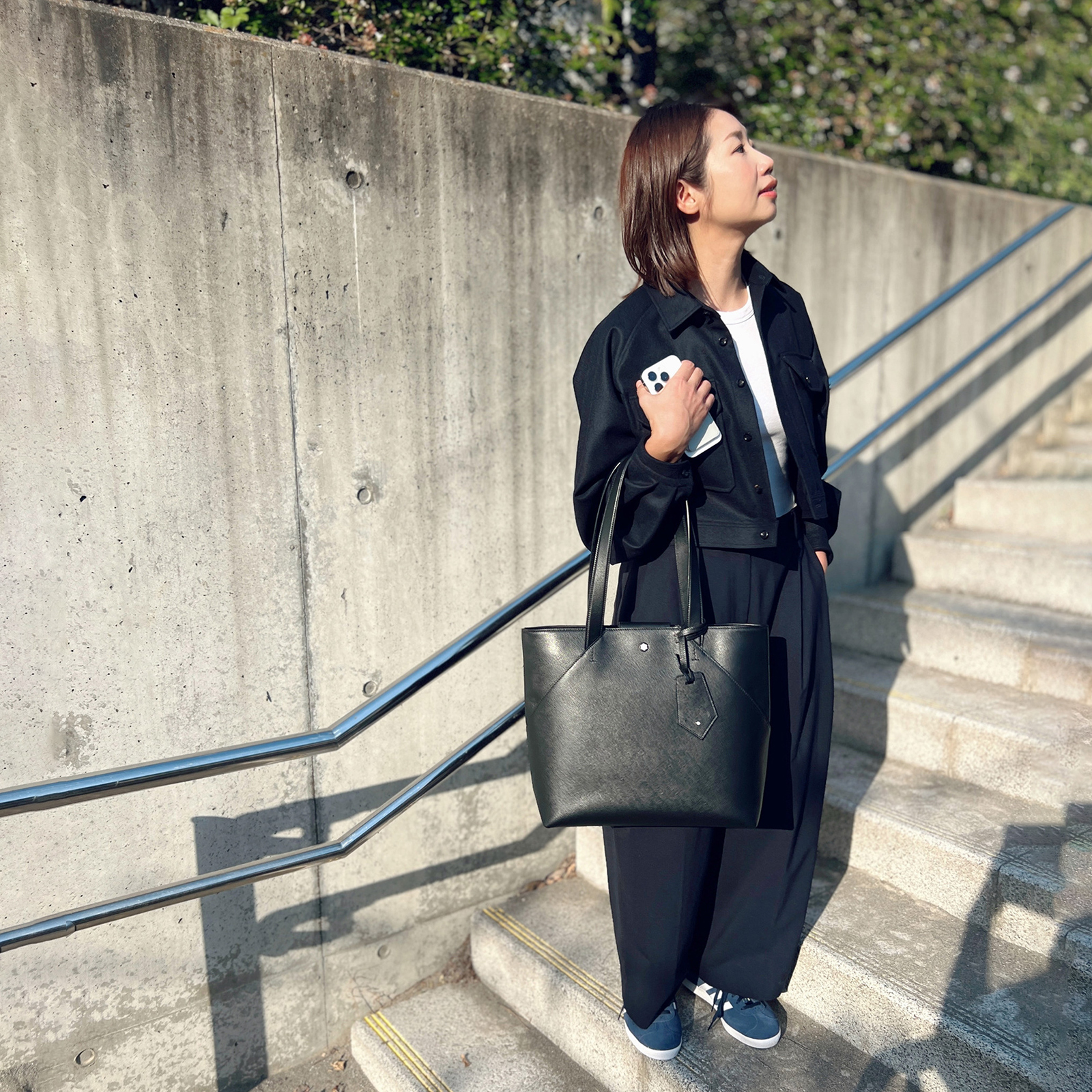 働く‶二刀流〟ママの毎日に「レザートート」が頼れる理由 | VERY