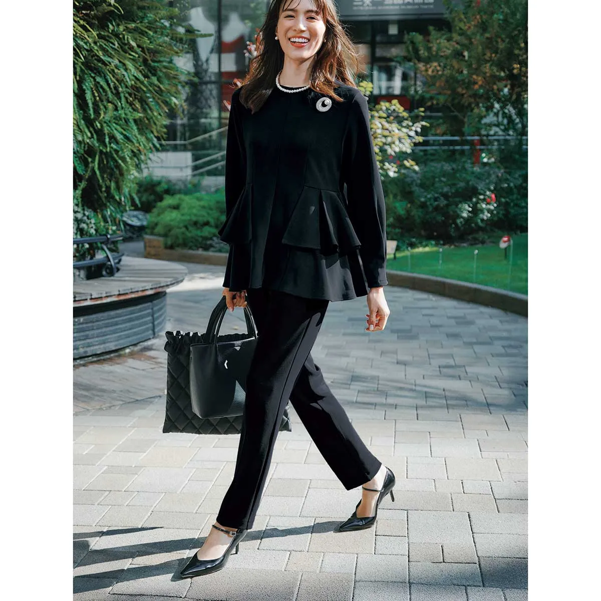 卒園式で小さめハンドバッグとサブバッグを持つママ