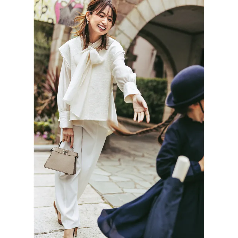 卒園式の服装。白のジレセットアップ。