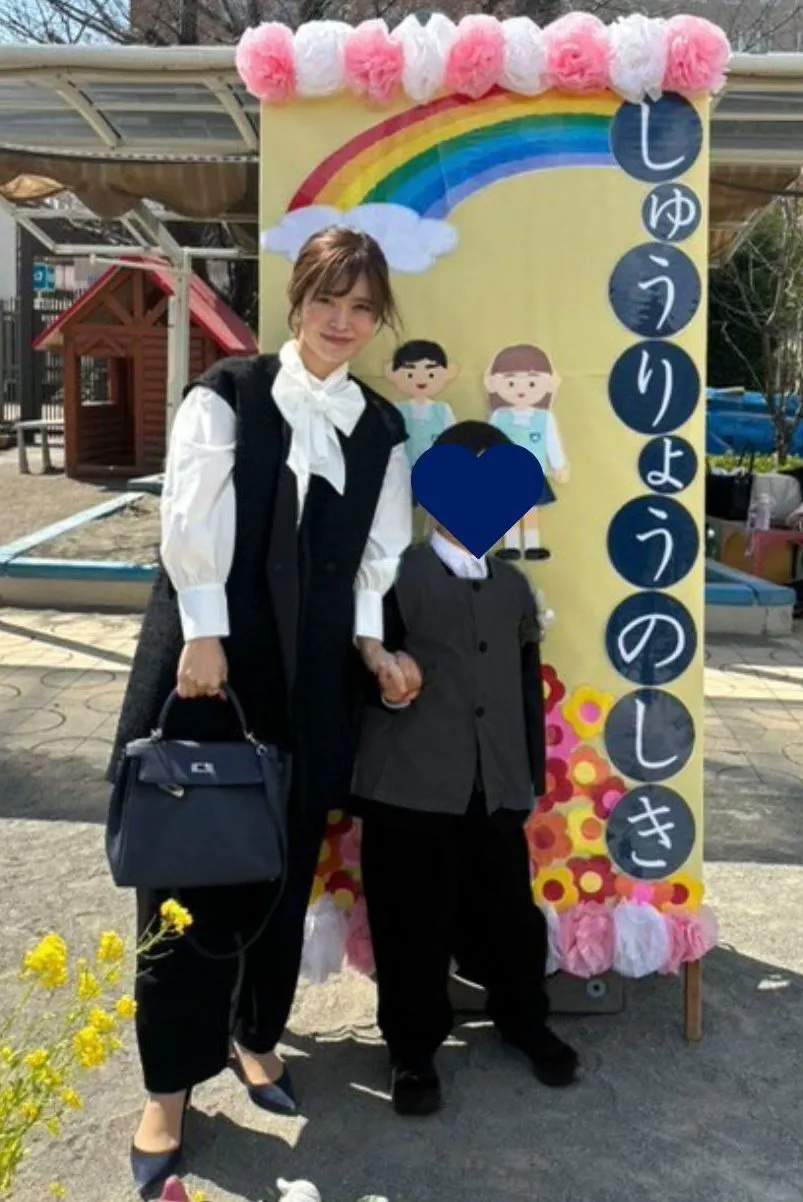 2025年の卒園式の読者SNAP写真。ジレのセットアップに白のボウタイブラウスのモノトーンコーデ。