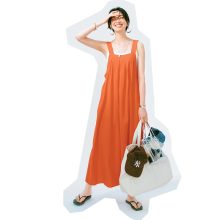 深めのスクエアカットの明るいワンピースに、タンクトップレイヤードコーデ