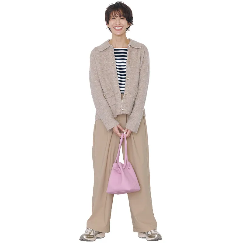 ベージュのカーディガンにベージュパンツを着たコーデ。