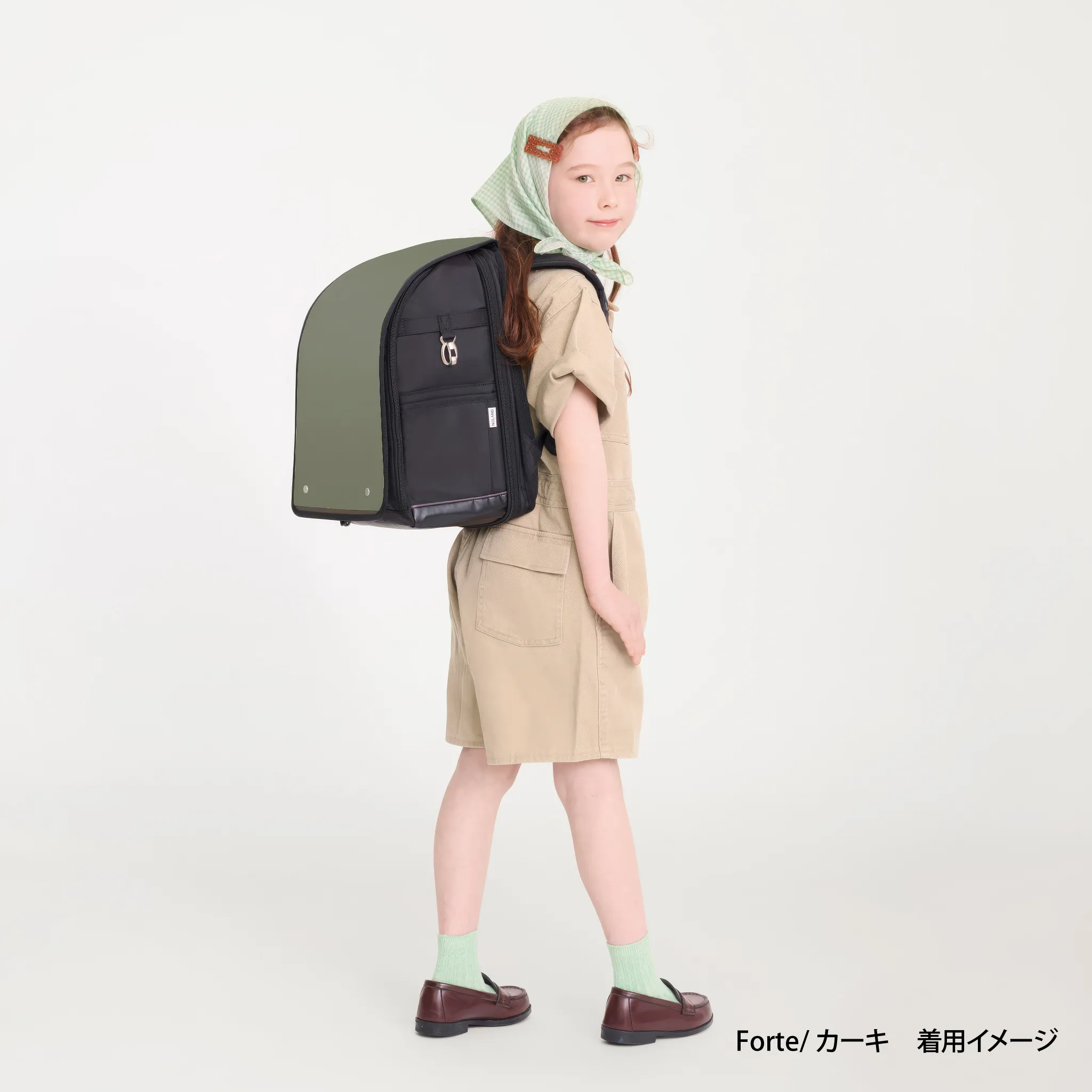 NuLAND（ニューランド）のランドセルリュック。Forteのカーキを背負った女の子