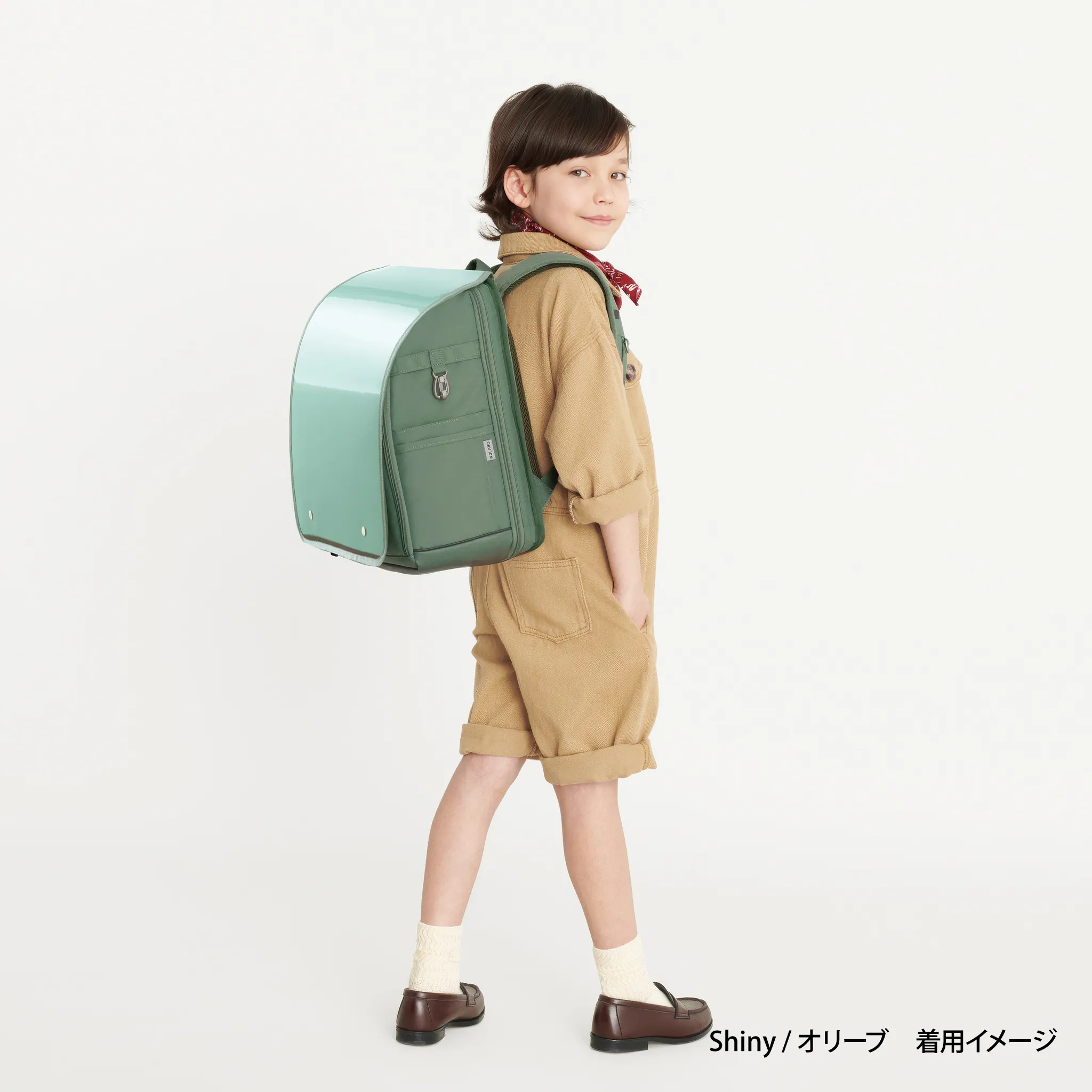 NuLAND（ニューランド）のランドセルリュック。Shinyのオリーブを背負った男の子