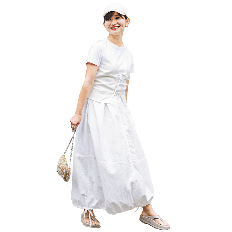ベージュのウーフォス×白T×ビスチェ×バルーンスカートコーデの坂井麻実さん