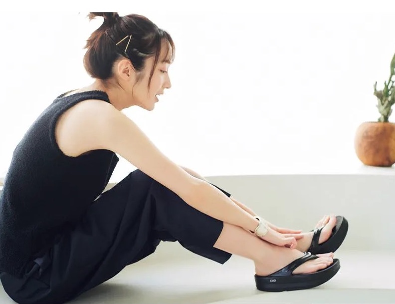 テーパードパンツ×タンクトップ×厚底ウーフォスの高梨臨さん