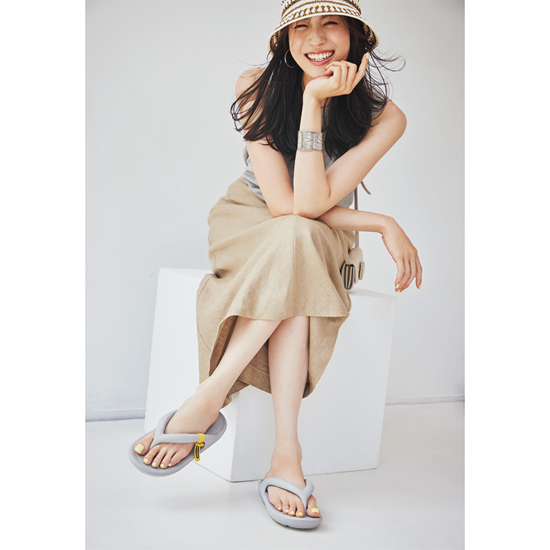 タンクトップ×スカート×トーアンドトーのサンダルをはいた笹川友里さん