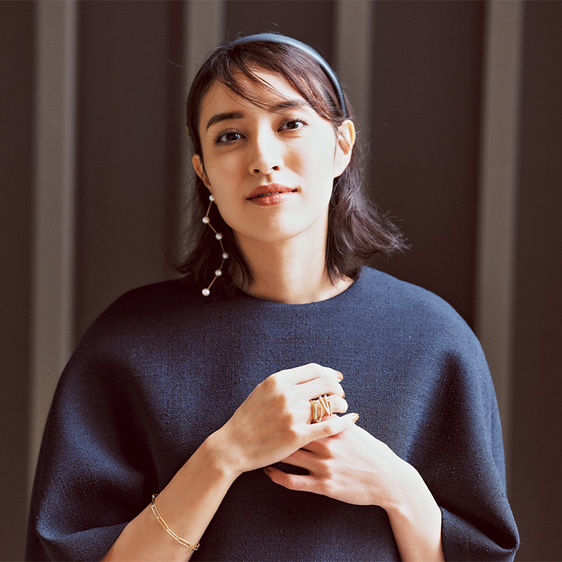 斜め前髪で大人カチューシャヘア