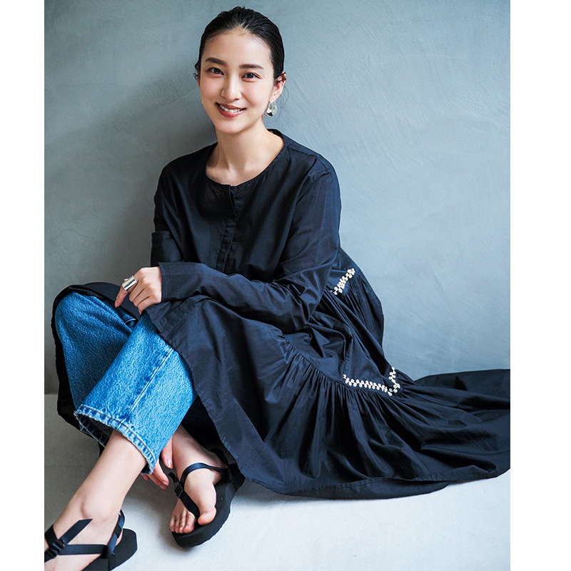 マーレットのパールと刺繍入り膝丈ワンピにデニムとスポサンを合わせた武井咲さん