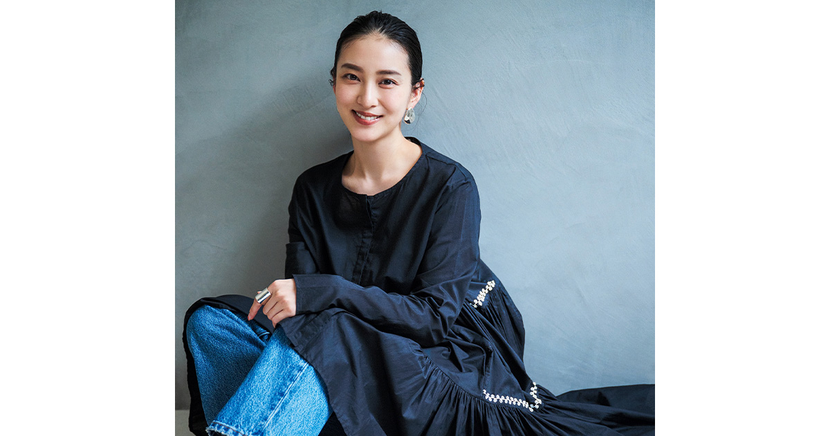 マーレットのパールと刺繍入り膝丈ワンピにデニムを合わせた武井咲さん