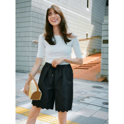 帰省カジュアルに【キレイめモノトーン】ならTシャツ×ショートパンツも大人に！