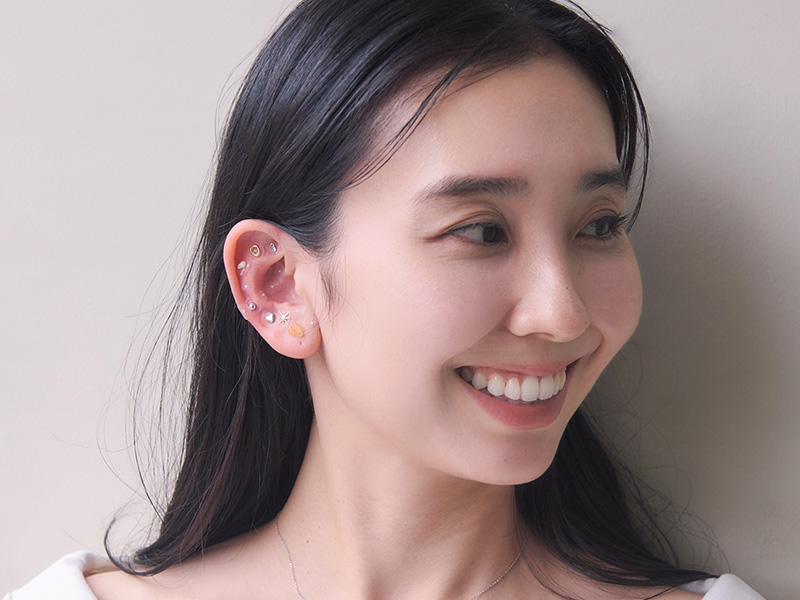 耳ツボジュエリーをしているママ
