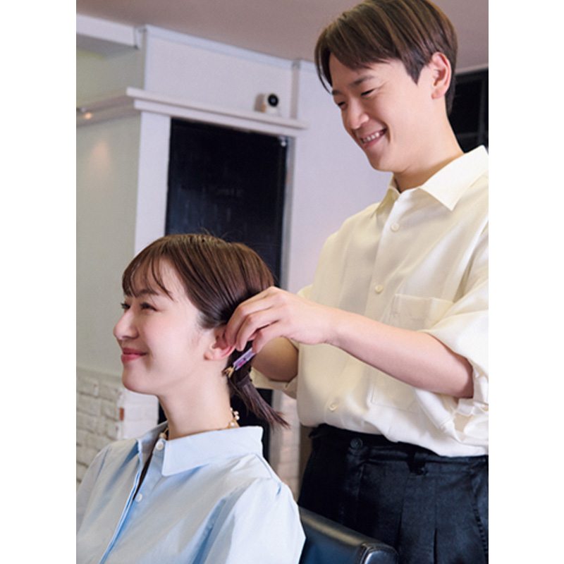 耳を触っている様子