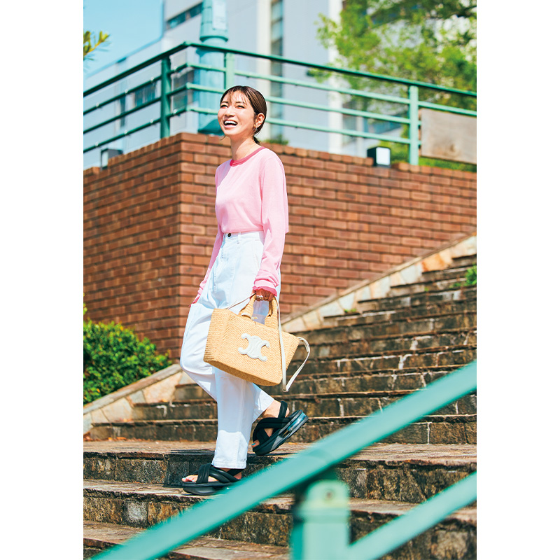 ピンクのロンTと白デニムにカゴバッグや厚底サンダルを合わせたVERY読者の私服コーデ