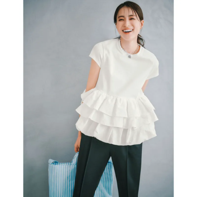 帰省コーデに【モノトーン】ならキレイめに決まる！甘めTシャツで華やかさも