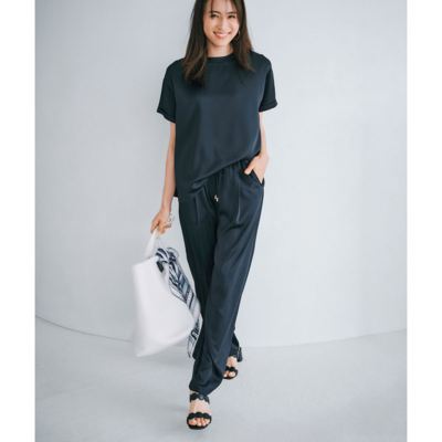 帰省に【キレイめセットアップ】がおすすめ！サテンの光沢で華やか気分