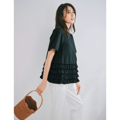 Tシャツ苦手派も【甘め黒T】ならキレイめに！帰省先のモノトーンコーデ