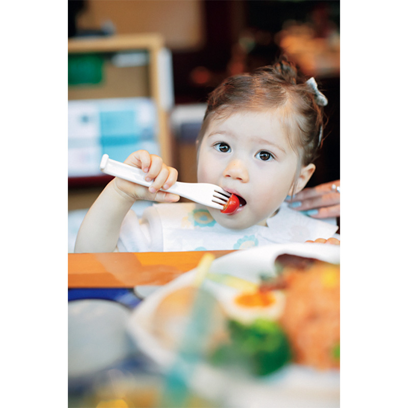 キッズプレートを食べる子ども