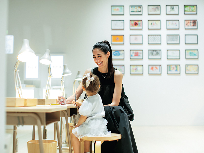 子どもと一緒に紙にあの文字を書く森泉さん