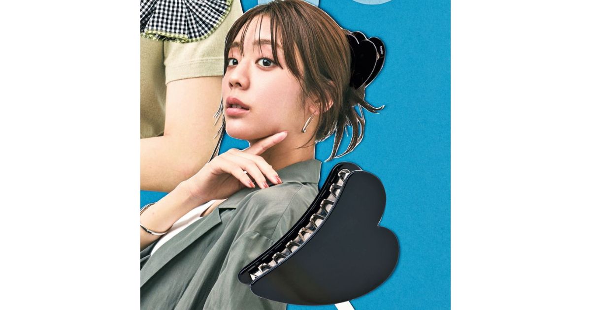 ヘイップの黒のハートモチーフのヘアクリップでラフに髪を纏めた貴島明日香さん