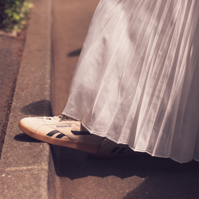 通勤も公園も！キレイめ足元は『白スニーカー』と『ローファー』が鉄板