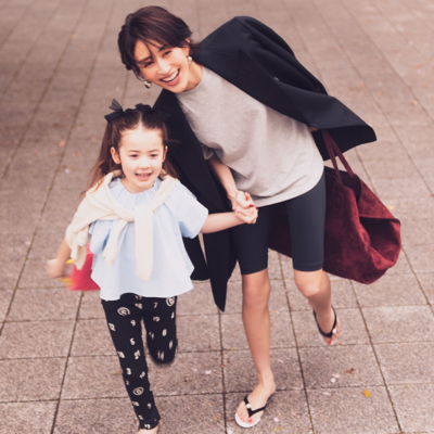 今どきママの制服『レギンス＆白シャツ』は“丈感”でアップデート！