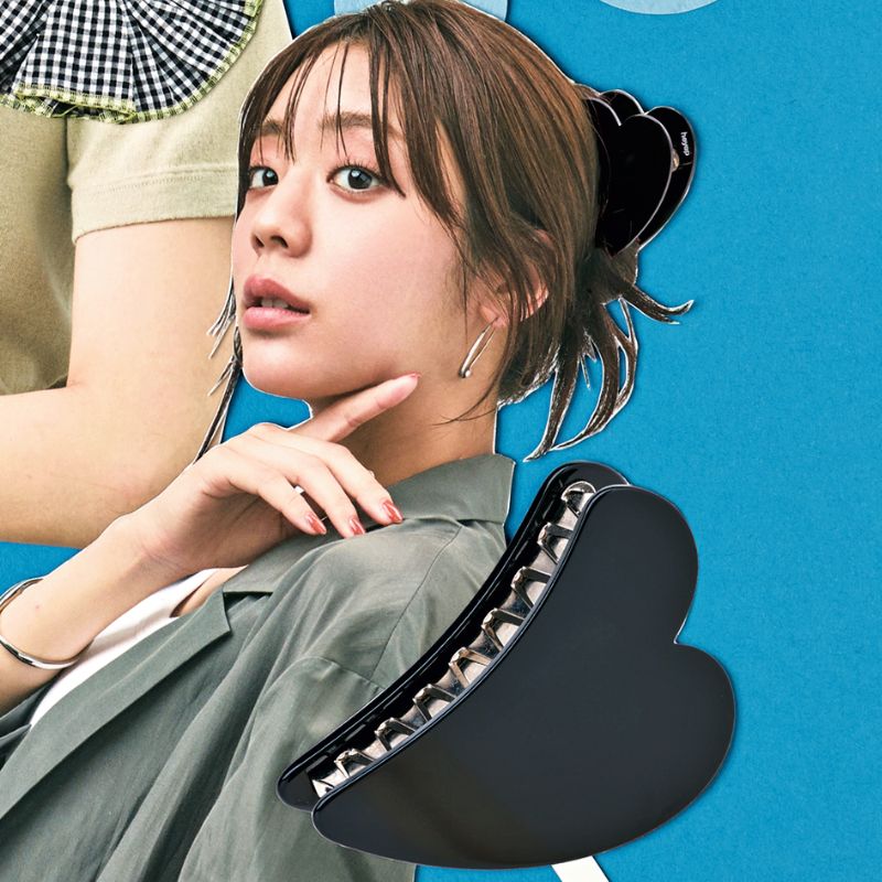 ヘイップの黒のハートモチーフのヘアクリップでラフに髪を纏めた貴島明日香さん