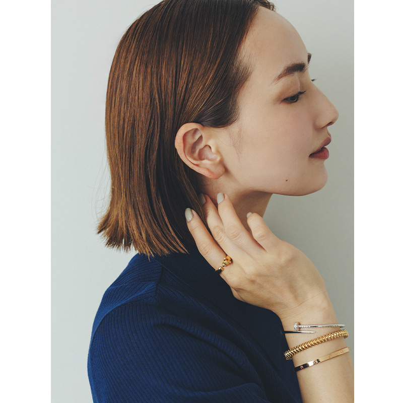 腕にカルティエのブレスレットを3本と指にリングをつけた辻元舞さん