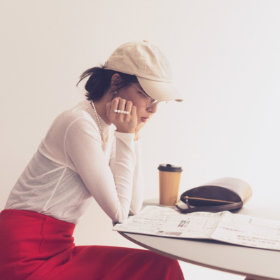 オシャレ顔は【キャップ×メガネ】で作れる！“パール”合わせがキレイめ派に◎