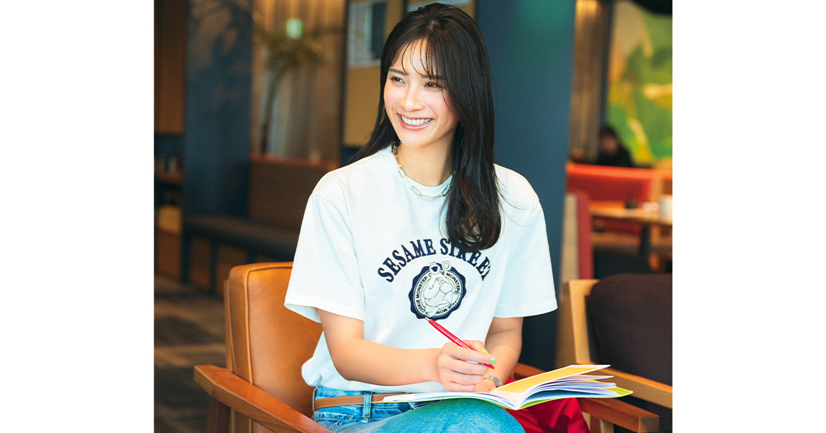 カフェでノートにメモを取るVERY読者の中谷春菜さん