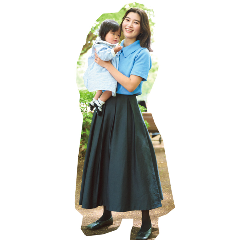 娘さんを抱っこする子育て支援サービスを主宰するママ