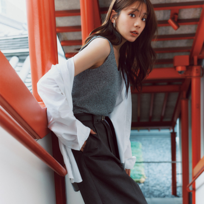 “スラックス感覚”の「ハーフパンツ」が美脚見えに効果あり！