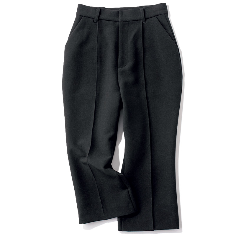 モデル着用のスナイデルの黒パンツ