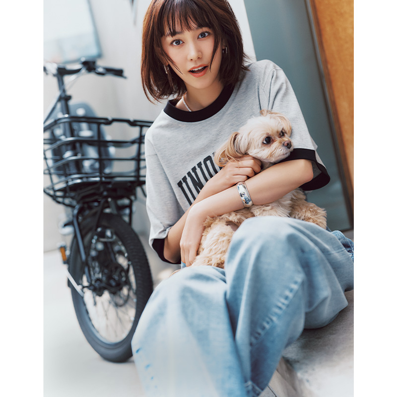 Tシャツとデニムで愛犬を抱っこする桐谷美玲さん